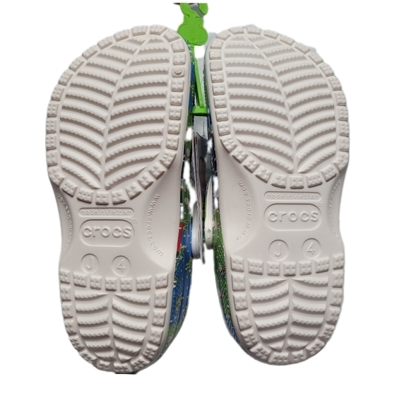 Crocs x Vineyard Vines Limited-Edition Kids’ Crocs™ Holiday Patchwork Clogs - Picture 3 of 3